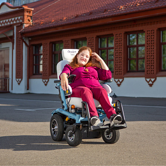 Кресло-коляска с электроприводом и сиденьем автомобильного типа